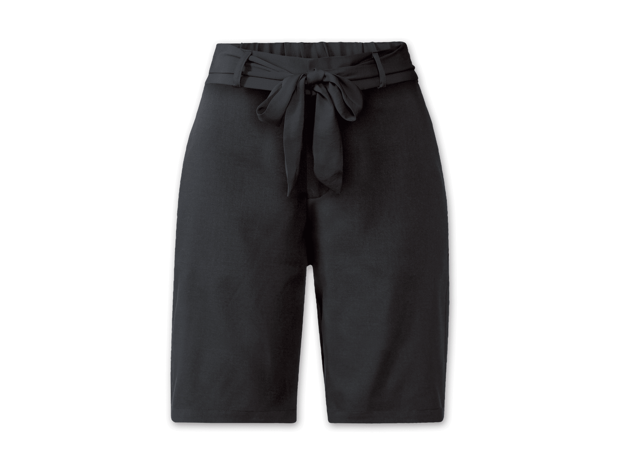 Schwarze Hose mit Gürtel.