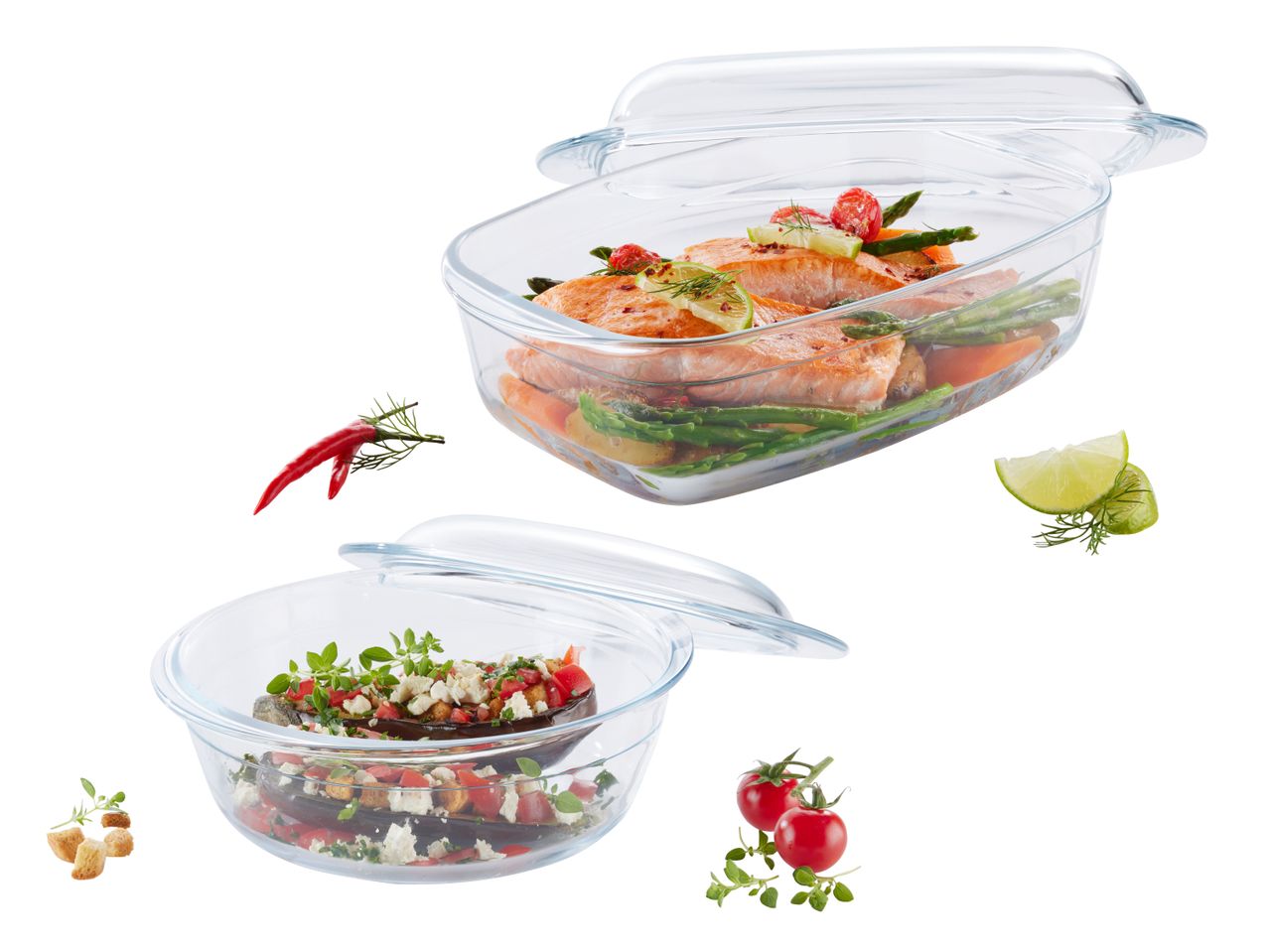 Zwei Pyrex-Auflaufformen mit Deckel, eine rechteckig, eine rund, zeigen zubereitete Speisen.