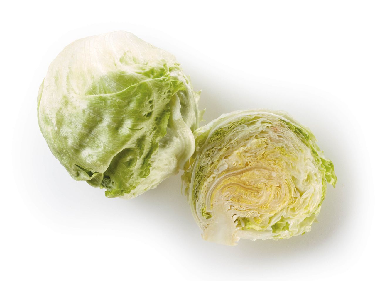 Un cespo di insalata Iceberg intero e uno a metà
