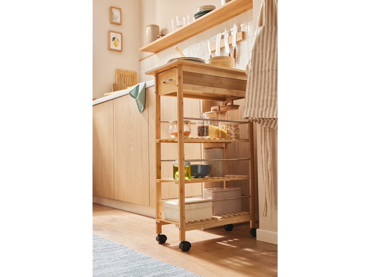 Un chariot de cuisine en bambou avec rangement pour les provisions.