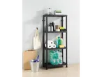 Rafturi din plastic negru cu produse de curățenie și alte articole.