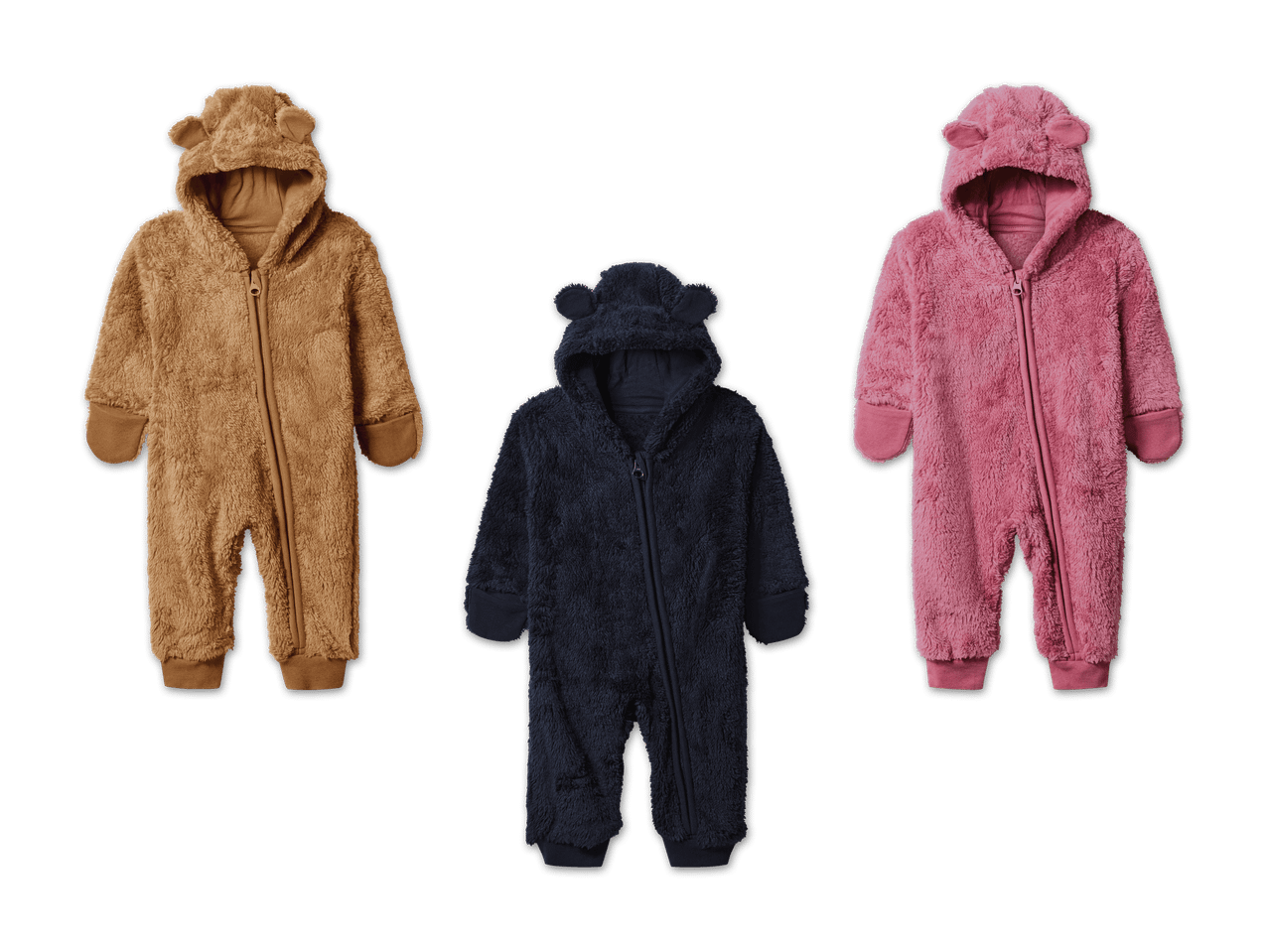 Drei flauschige Baby-Strampler in Braun, Marineblau und Pink mit Bärenohren an den Kapuzen.