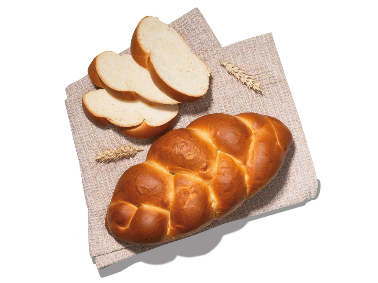 Fonott kenyér és kenyérszeletek törölközőn.