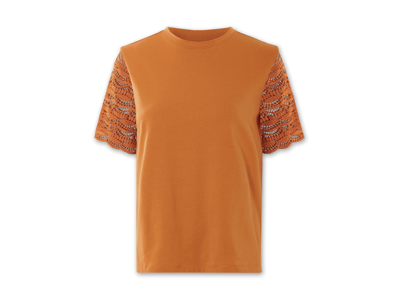 Orangefarbenes T-Shirt mit gemusterten Ärmeln.