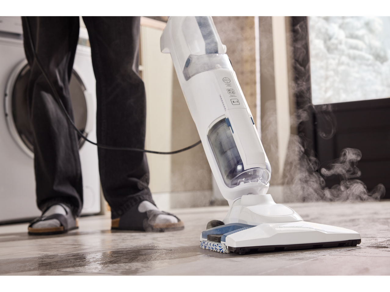 Osoba koristi Silvercrest® 3 u 1 parni čistač na mokrom podu, sa parom koja se diže.