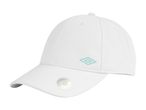 Hvid baseballkasket med et lyseblåt logo og et UV-beskyttelsesmærke på skyggen.