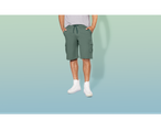 Shorts cargo verdes e tênis branco cano alto masculino.