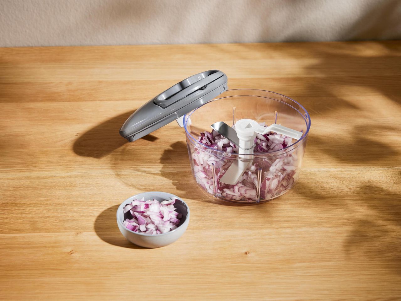Lila virágmintás üveg tartály és kisebb fémdoboz pamutkorongokkal.