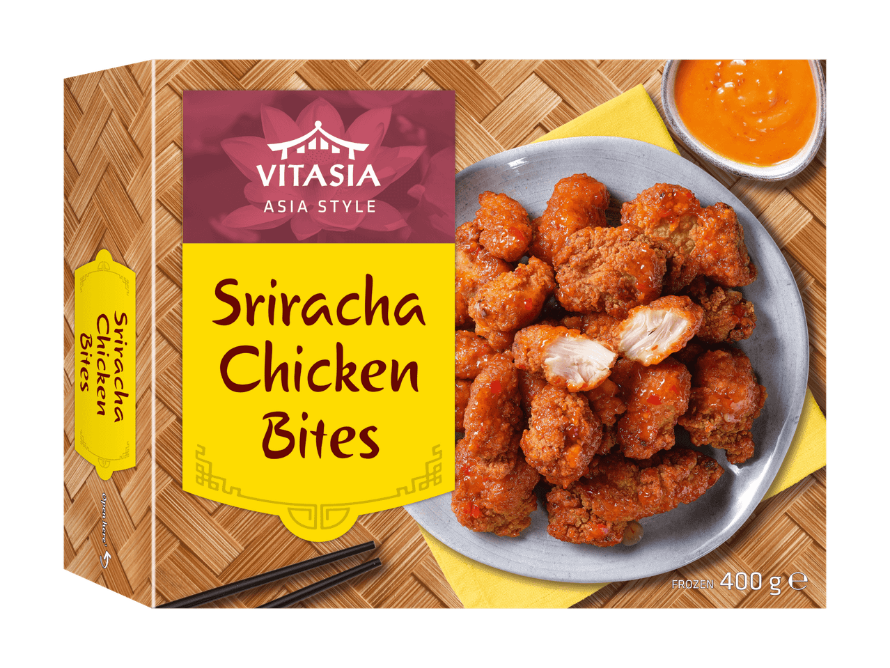Sriracha Chicken Bites in einer Verpackung im Asia-Stil mit Bambusmuster, dazu eine Schale mit Dip.