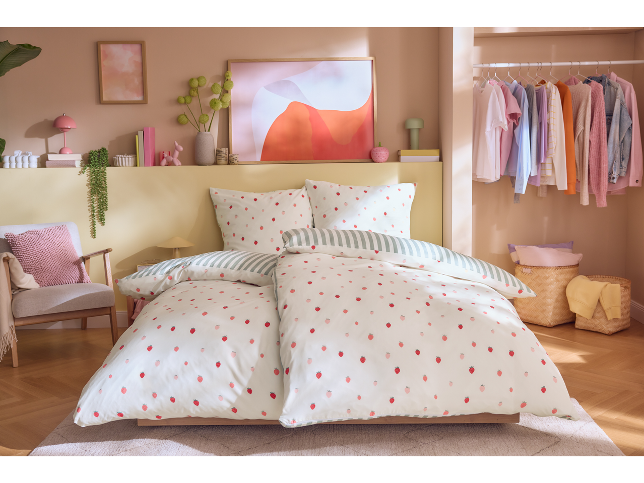 Set posteljine od mikrovlakana sa printom jagoda u udobnoj spavaćoj sobi.