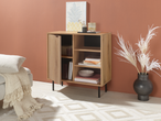 Cômoda LIVARNO home de madeira com porta aberta e decoração em sala de estar.