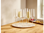 Flutes de champanhe SILVERCREST® com bebidas e aperitivos numa mesa de madeira.