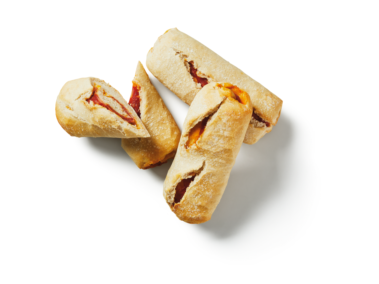 Pãezinhos recheados com tomate e queijo.