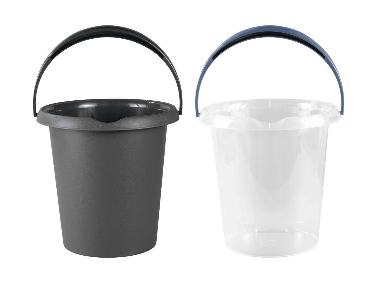Deux seaux en plastique, un gris et un transparent, avec des poignées noires et bleues.