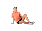 Îmbrăcăminte sport: tricou portocaliu și adidași gri.