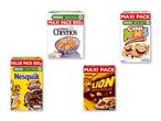 Fire pakker morgenmadsprodukter, herunder Multigrain Cheerios, Nesquik Choco Crunchy, Cini Minis og Lion Caramel & Chocolate.