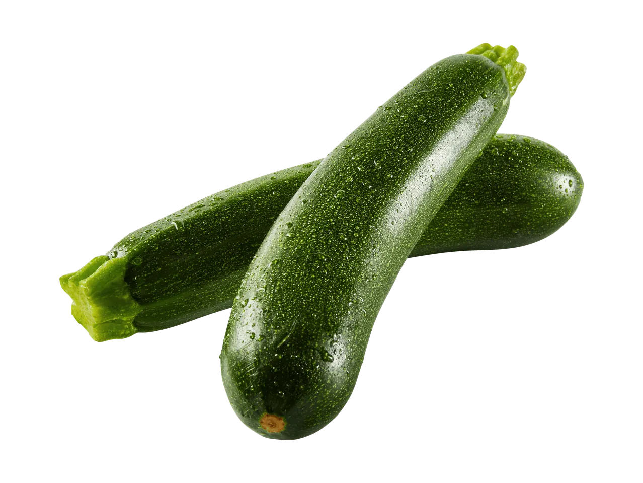Zwei frische grüne Zucchini mit Wassertropfen auf schwarzem Hintergrund.