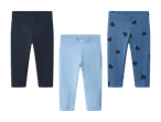 Tre par leggings til babyer: mørkeblå, lyseblå og blå med sorte hjerter.
