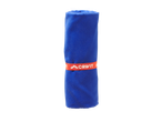Toalha desportiva azul enrolada com uma faixa elástica laranja.