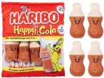 Rode zak met cola fles pluche speeltjes met een tekenfilmbeer en tekst.
