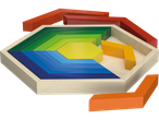 Un puzzle din lemn colorat, hexagonal, cu piese în culorile curcubeului.