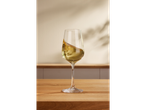 Pahar de vin alb pe o masă din lemn.