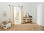 Set de perdele LIVARNO home într-un living luminos cu covor și raft din lemn.