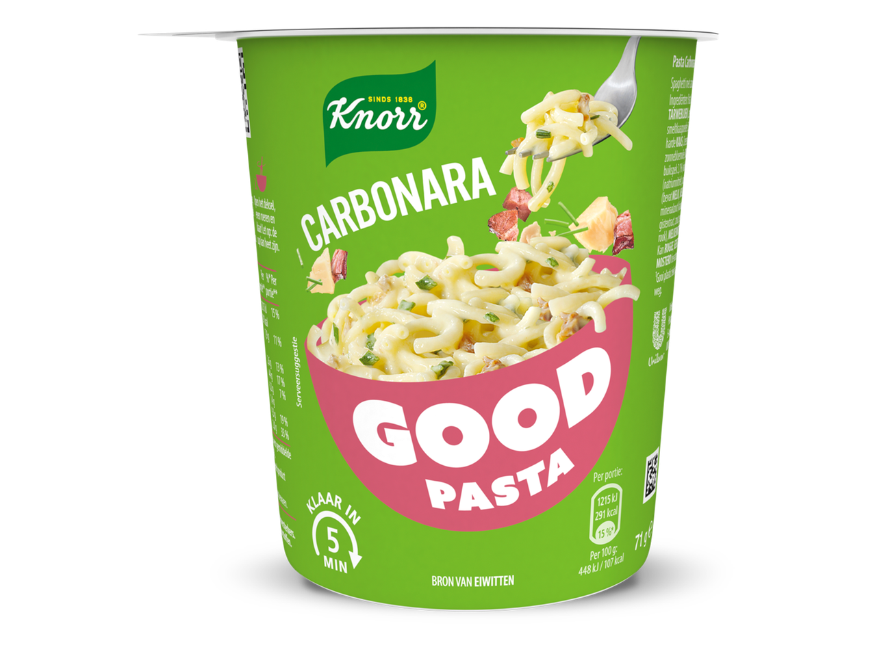 Een groene cup met pasta carbonara, klaar in 5 minuten, met een vork vol pasta en spekjes.