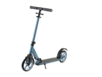 En ljusblå Rivit sparkcykel.