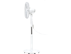 Ventilador de pé branco com grade de proteção.