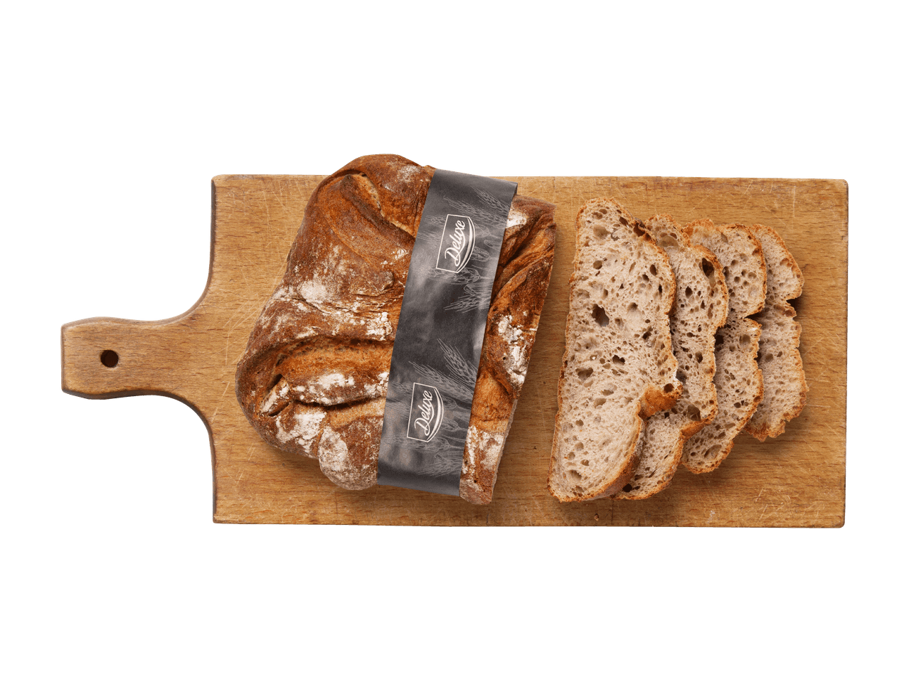 Viipaloitu maalaisleipä puisella leikkuulaudalla valkoisella taustalla.