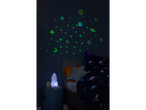 Quarto infantil com adesivos brilhantes no escuro com tema espacial e um abajur em formato de foguete.