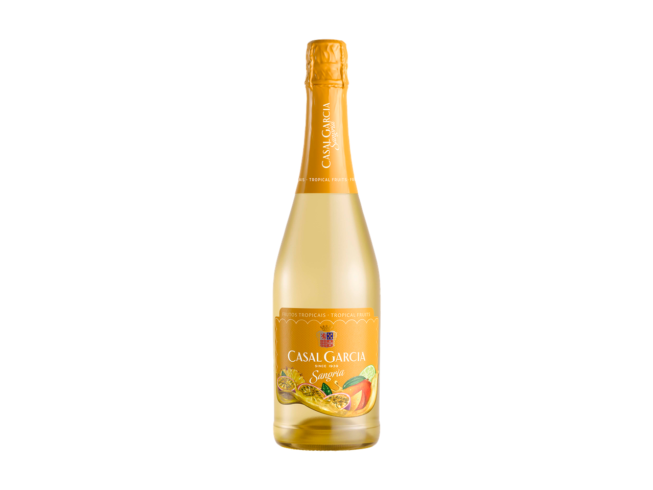 Garrafa de Sangria de Frutos Tropicais Casal Garcia com rótulo amarelo e ilustrações de frutas tropicais.