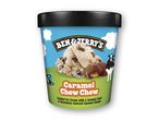 Ben & Jerry's Caramel Chew Chew is med karamelhvirvel og chokoladeovertrukne karamelstykker.