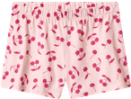Svetloružičasti dečiji šorts za pidžamu sa dezenom crvenih trešanja.