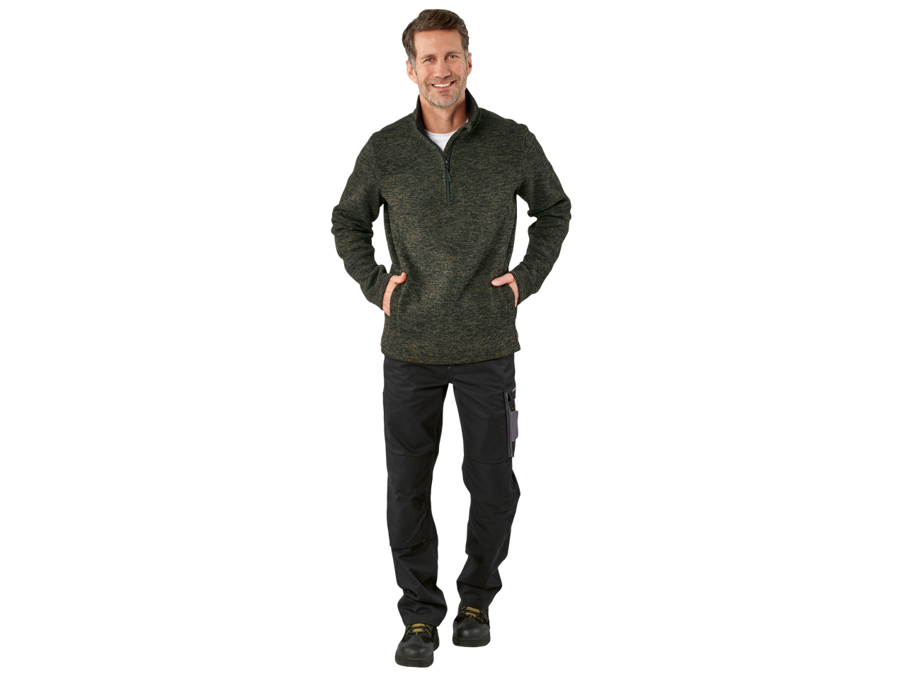 Nasmejani muškarac nosi tamnozeleni PARKSIDE® duks od flisa i crne radne pantalone.