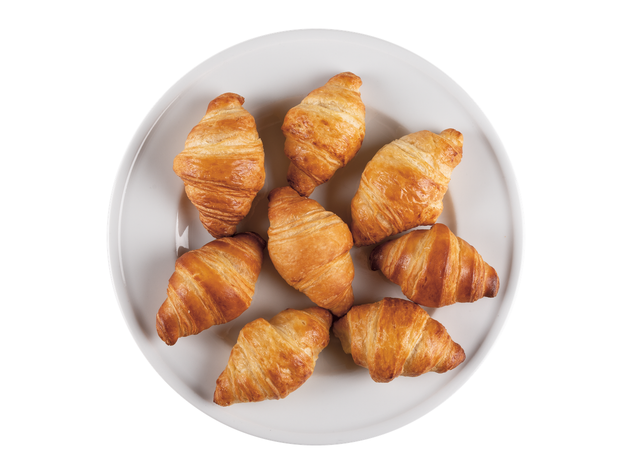 Croissante aurii proaspăt coapte, aranjate pe o farfurie albă.