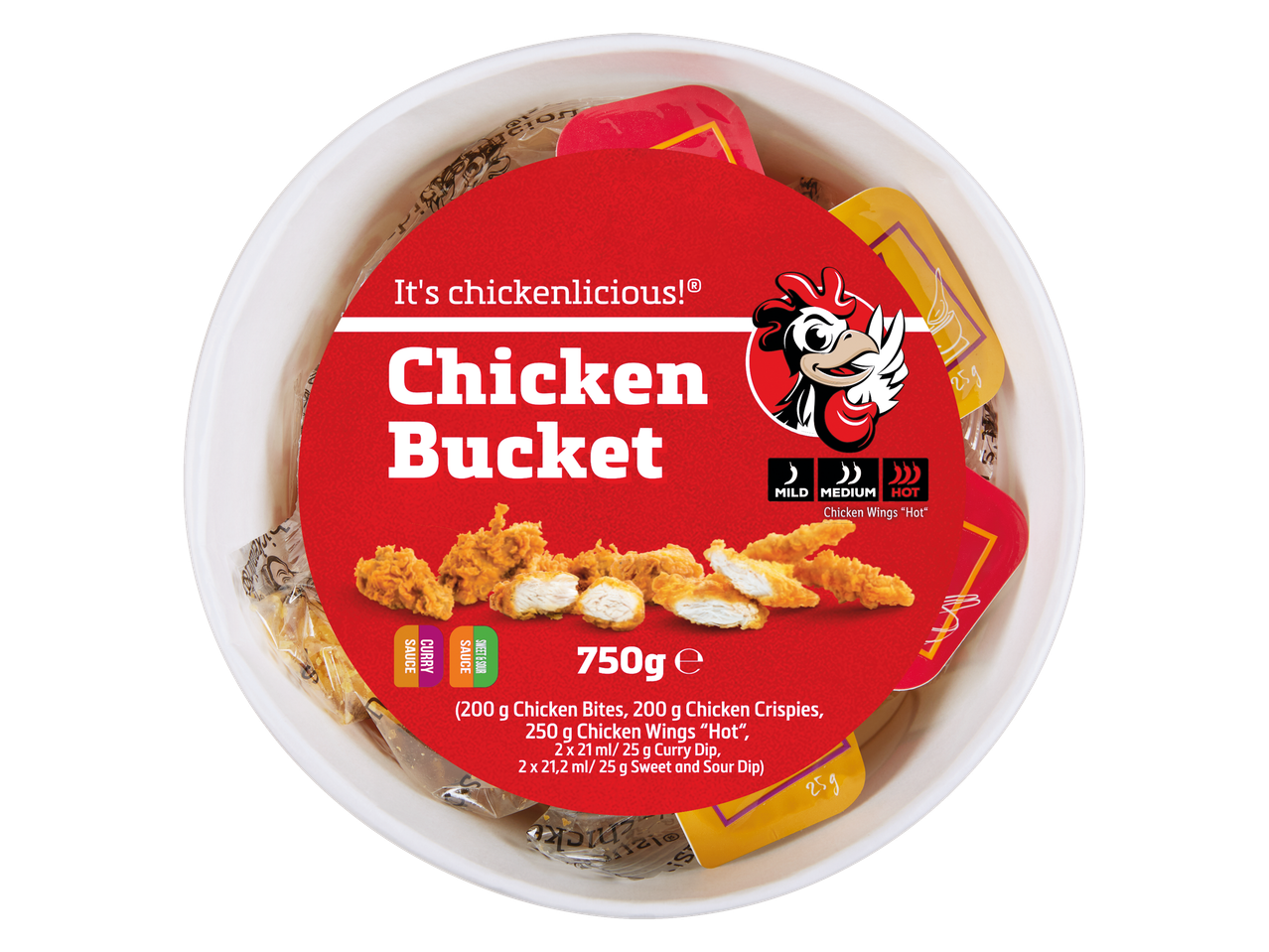 Um balde de frango com pedaços de frango, crocantes, asas picantes e molhos.