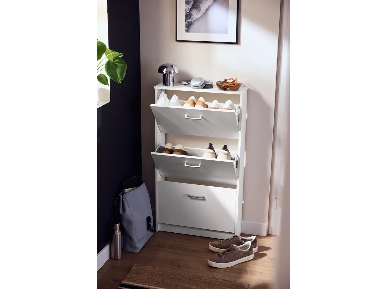Sapateira LIVARNO com dois compartimentos abertos e uma gaveta fechada, contendo vários sapatos.