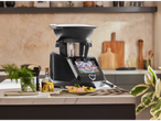 Robot de bucătărie Monsieur Cuisine smart cu ecran tactil într-o bucătărie modernă.
