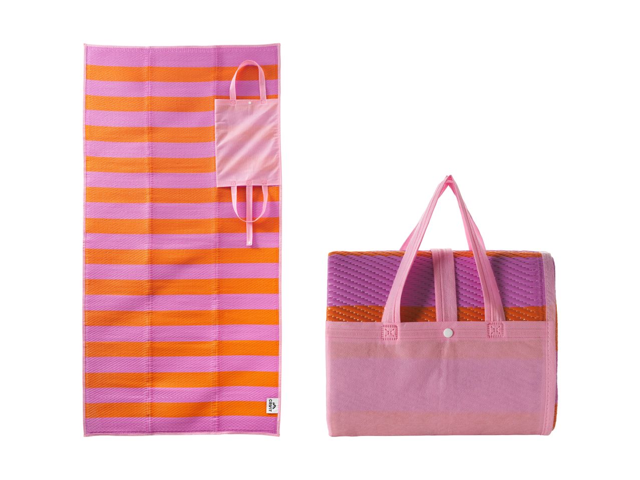 Stribet strandmåtte i pink og orange med matchende taske, foldet og udfoldet.