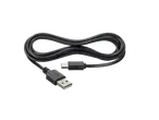 Fekete USB-A és USB-C kábel, feltekerve, fekete háttér előtt.