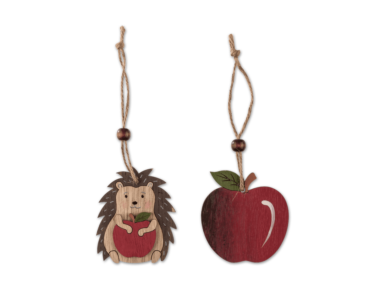 Zwei hölzerne Ornamente: ein Igel mit Apfel und ein roter Apfel.