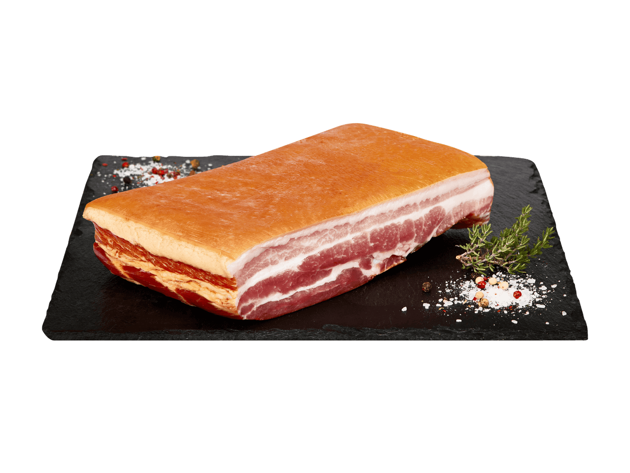 Geräucherter Bauchspeck auf Schieferplatte mit Rosmarin und Gewürzen.