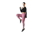 Mulher em leggings desportivas CRIVIT e top, segurando halteres.