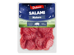 Salami nature en tranches, fumé au bois de hêtre, 100g, sur fond de stade de football.