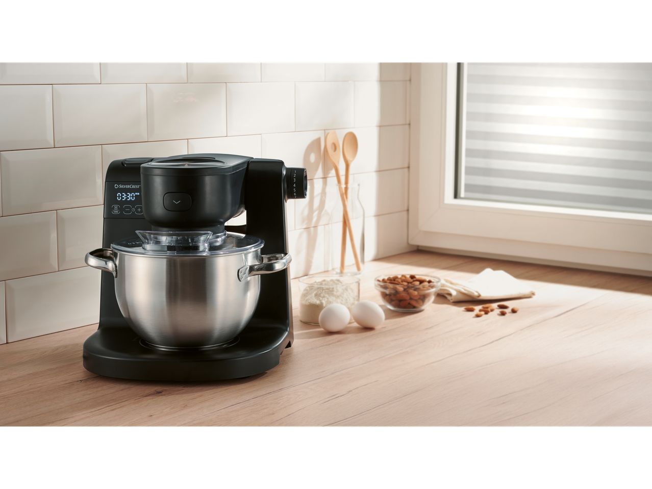 Silvercrest® Profi Küchenmaschine mit Edelstahlschüssel und Backzutaten.