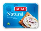 En blå pakke Buko Naturel flødeost med en kiks og flødeost.