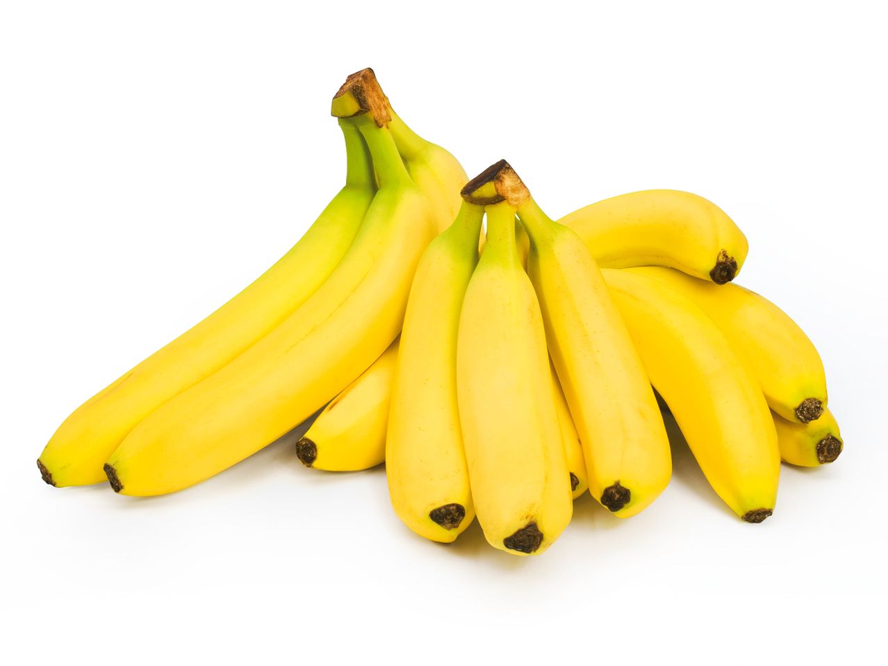 Un mănunchi de banane galbene coapte, așezate pe o suprafață albă.