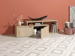 Móvel de TV LIVARNO home em madeira clara com arrumação e decoração num quarto moderno.